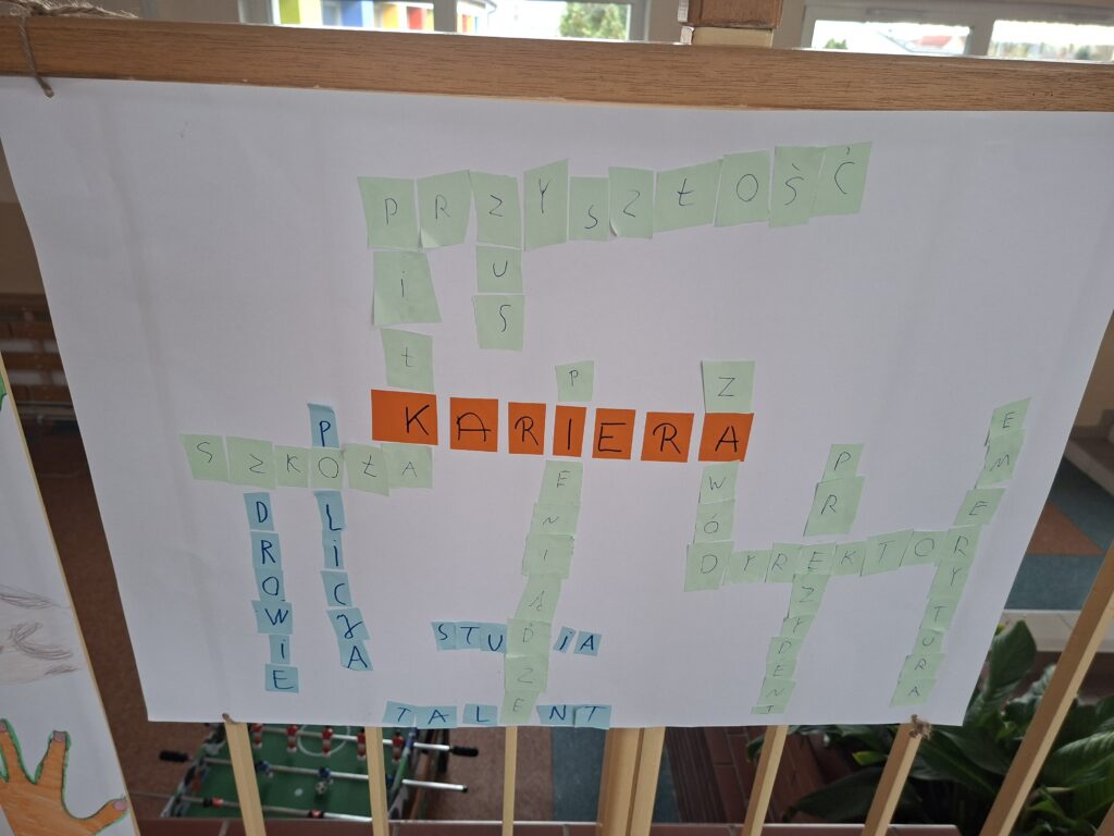 Przedstawia papierową planszę gry Scrabble. Uczniowie układali wyrazy związane z hasłem karierą.