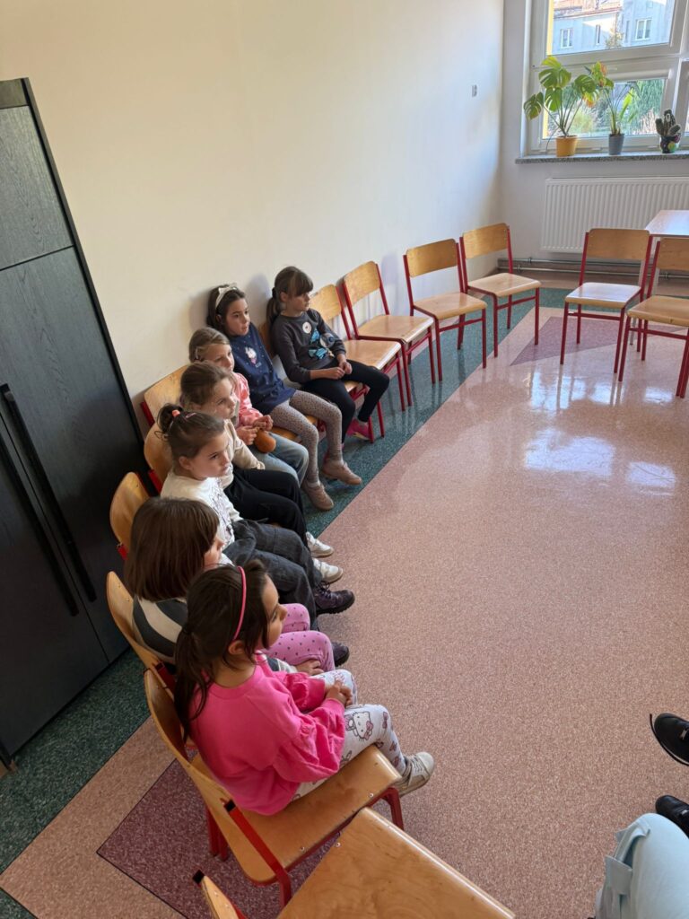 "Cała Polska czyta dzieciom". Na zdjęciu widoczni są uczniowie kl. I -III, którzy słuchają czytanych baśni.