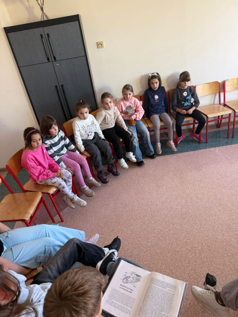 "Cała Polska czyta dzieciom". Na zdjęciu widoczni są uczniowie kl. I -III, którzy słuchają czytanych baśni.