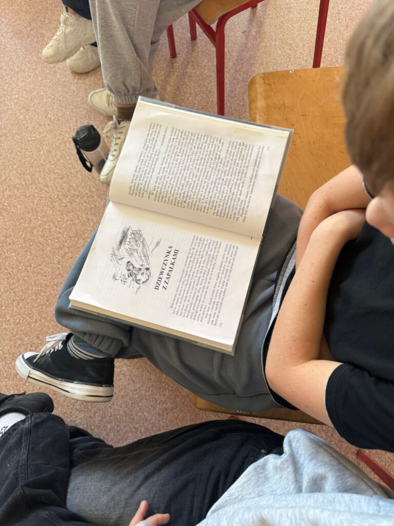 "Cała Polska czyta dzieciom". Na zdjęciu widoczni są uczniowie, którzy słuchają baśni w wykonaniu ucznia kl. 6.