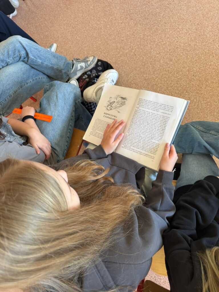 "Cała Polska czyta dzieciom". Na zdjęciu widoczni są uczniowie, którzy słuchają baśni w wykonaniu ucznia kl. 6.