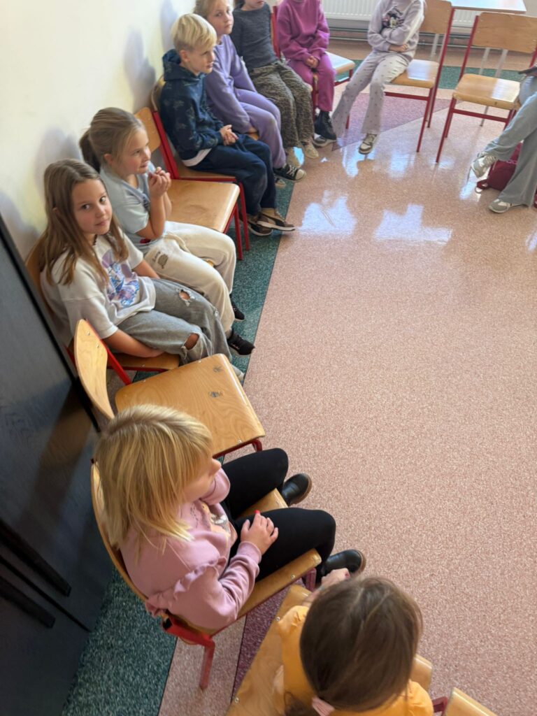 "Cała Polska czyta dzieciom". Na zdjęciu widoczni są uczniowie kl. I -III, którzy słuchają czytanych baśni.