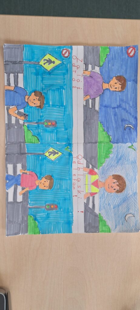 Odblaskowa szkoła 2025- komiksy uczniów. Na zdjęciu komiksy wykonane ręcznie prze uczniów w formie obrazkowej na temat bezpieczeństwa w ruchu drogowym, przy przechodzeniu przez jednię i stosowania zasad ruchu drogowego. 