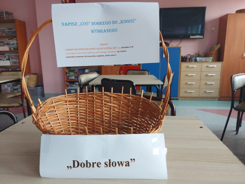 Zdjęcie przedstawia koszyk do którego dzieci wrzucały „Dobre słowa”.