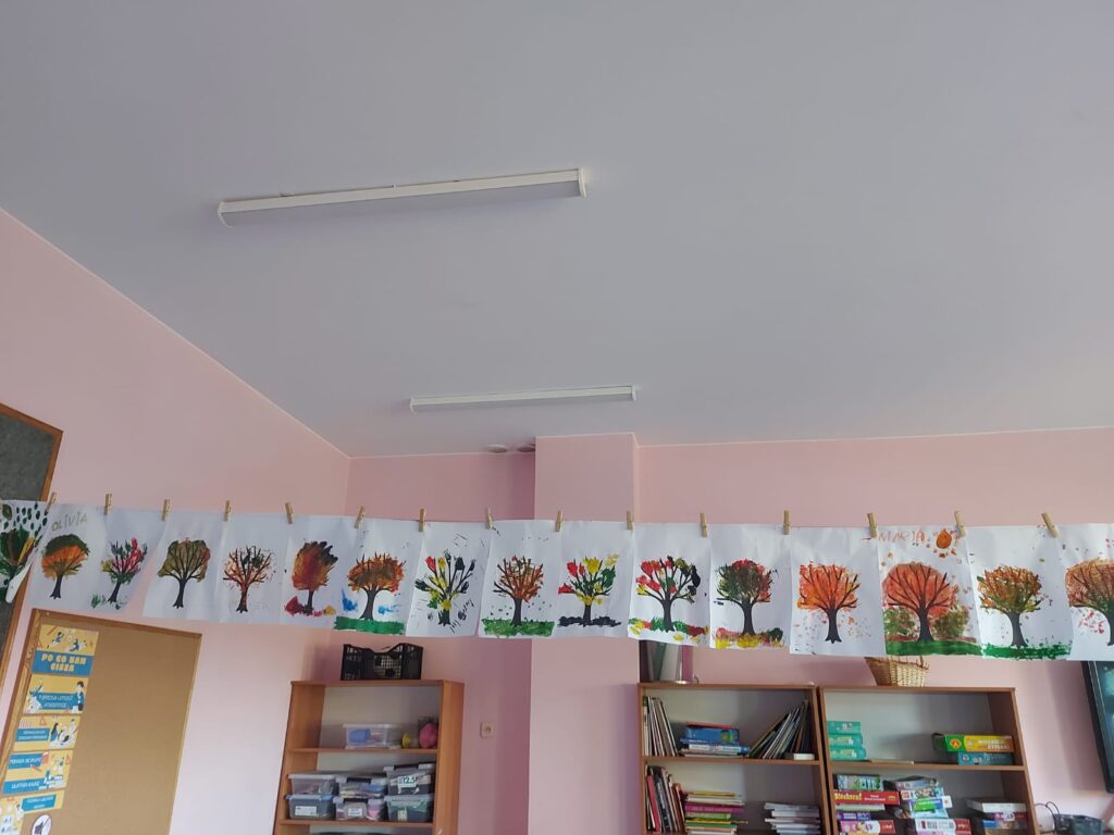 Zdjęcia przedstawiają prace plastyczno – techniczne wykonane przez dzieci w świetlicy szkolnej – jesienne drzewa, słoneczniki, jesienna szaruga