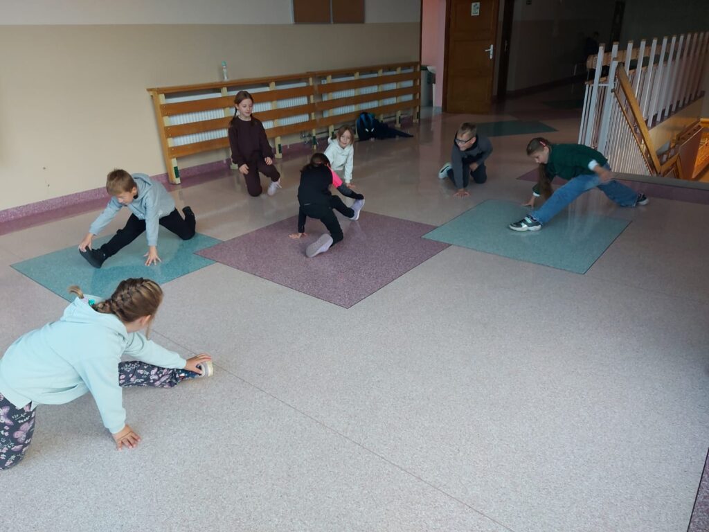 - Poranny rozruch – dzieci wykonują ćwiczenia gimnastyczne.