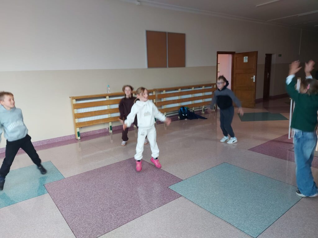- Poranny rozruch – dzieci wykonują ćwiczenia gimnastyczne.