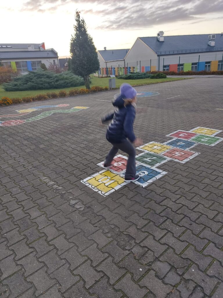 - Dzieci grają w klasy przed rozpoczęciem zajęć.