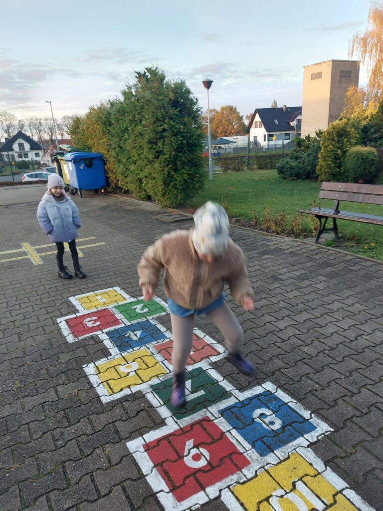 - Dzieci grają w klasy przed rozpoczęciem zajęć.