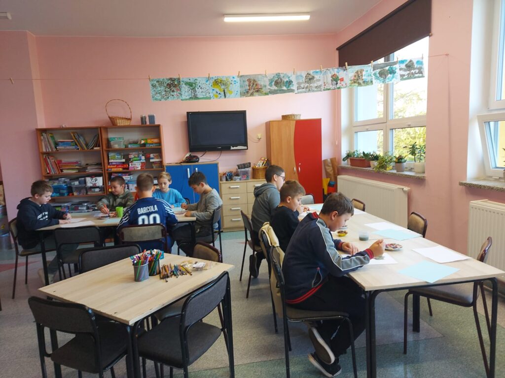 - Zdjęcia przedstawiają prace plastyczno – techniczne wykonane przez dzieci w świetlicy szkolnej – jesienne drzewa, słoneczniki, jesienna szaruga