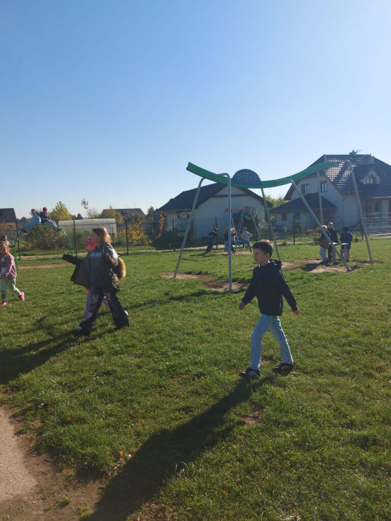 Zabawy na placu zabaw.