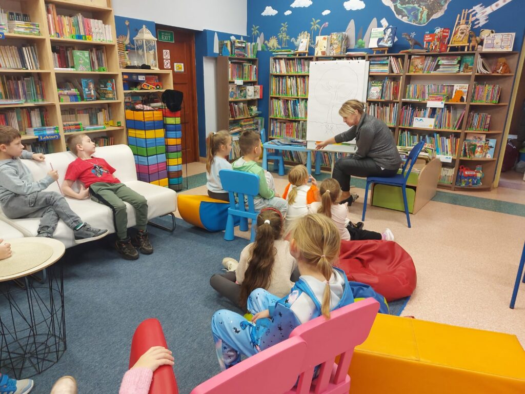 - Spotkania tematyczne z książką – dzieci biorą udział w zajęciach opartych na książce „Drzewo genealogiczne”.