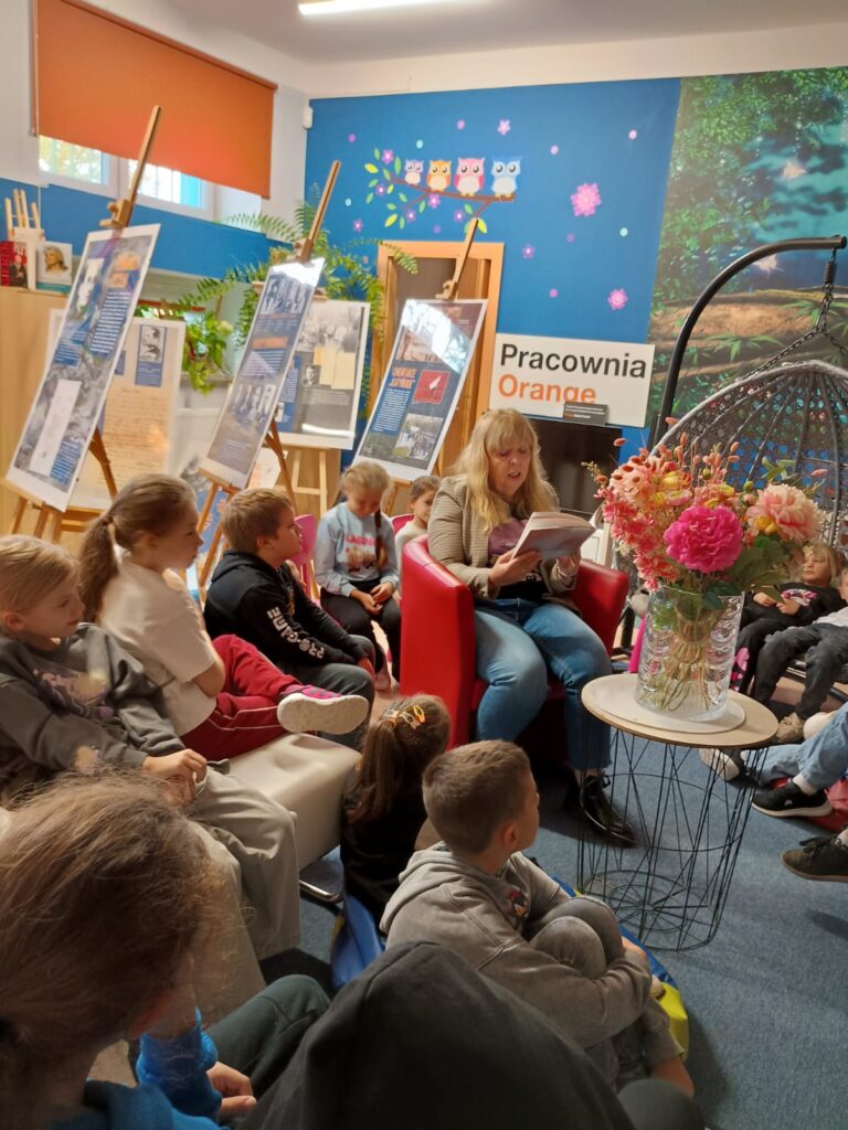 - Spotkania tematyczne z książką – dzieci biorą udział w zajęciach opartych na książce „ Jesień liścia Jasia”.