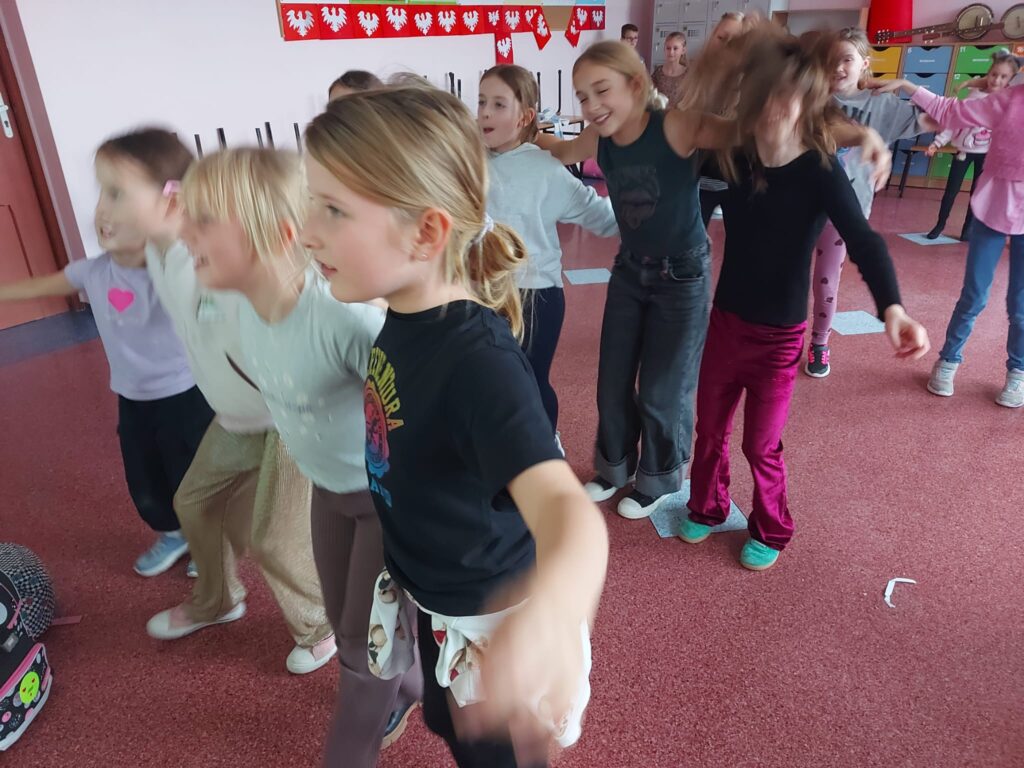 Dzieci tańczą - doskonalą poznane układy taneczne.