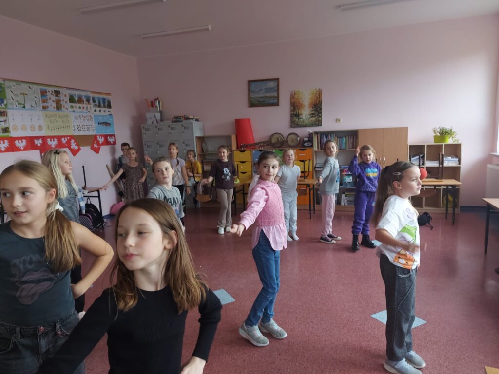 Dzieci tańczą - doskonalą poznane układy taneczne.