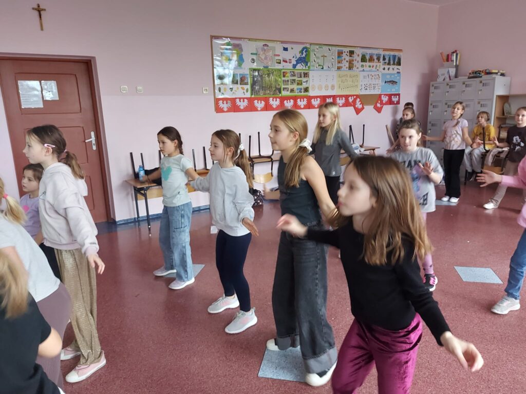 Dzieci tańczą - doskonalą poznane układy taneczne.