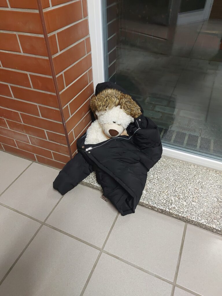 Poranne misie – za oknem jeszcze ciemno a miś ubrany cieplutko czeka na dzieci.