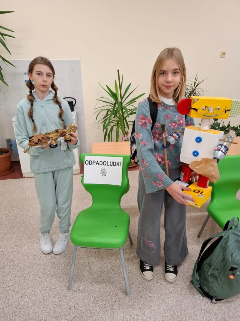 Na zdjęciu uczennice klasy 5a trzymające w rękach prace konkursowe. Odpadoludek po prawej stronie zdjęcia otrzymał wyróżnienie.

