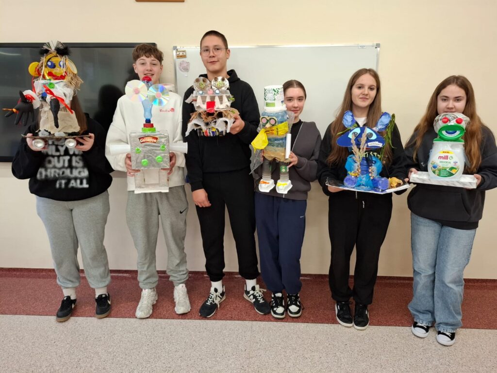 Na zdjęciu uczniowie klasy 7a wraz ze swoimi pracami konkursowymi. Odpadoludek po lewej stronie otrzymał wyróżnienie.