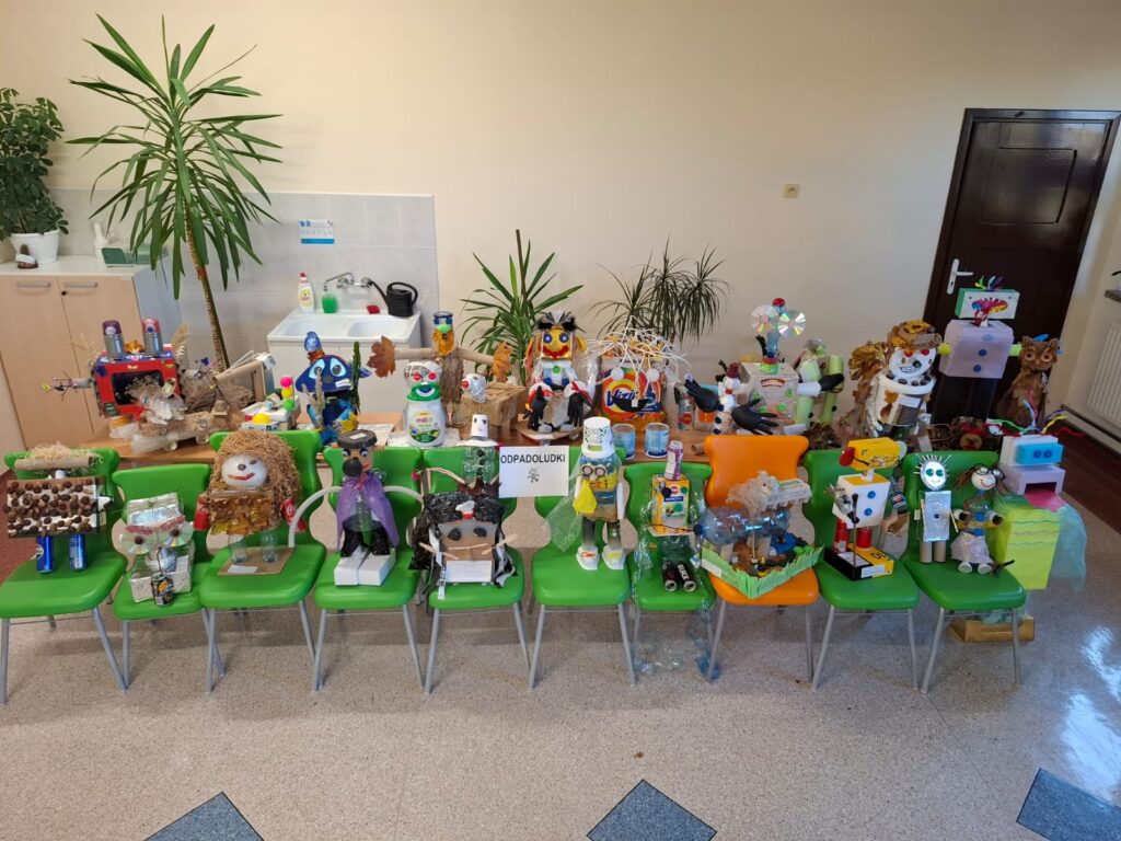 Na zdjęciu prace konkursowe - Odpadoludki - wszystkich uczniów naszej szkoły (34prace).