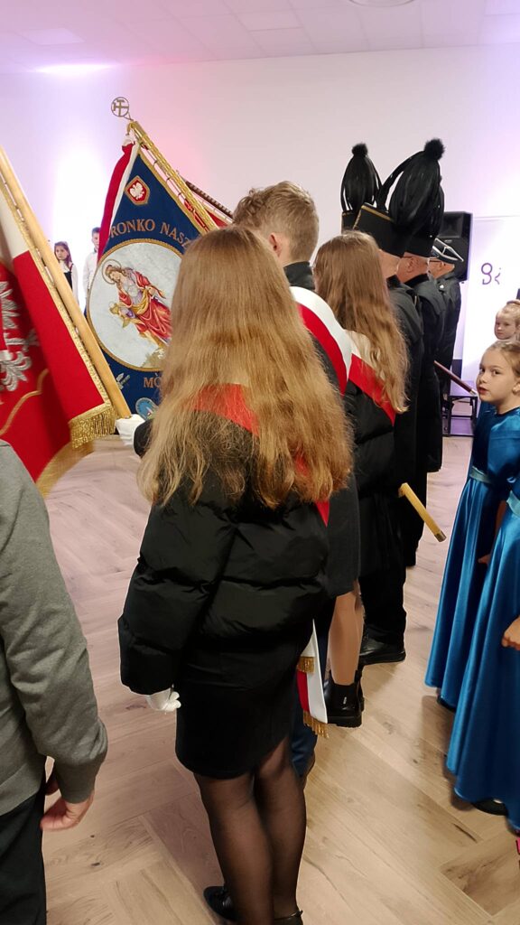 Udział sztandaru szkoły we Mszy Świętej w intencji Ojczyzny. Na zdjęciu uczniowie w poczcie sztandarowym stoją na baczność podczas śpiewania hymnu państwowego. 