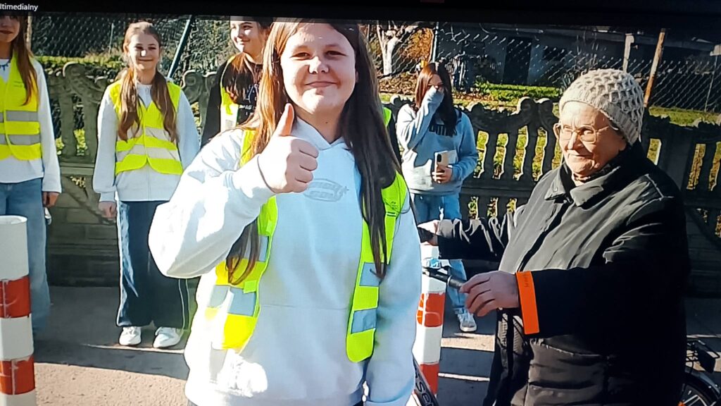 Odblaskowa Szkoła 2025- akcja rozdawania odblasków seniorom 