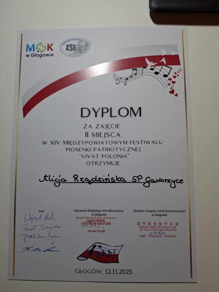 XIV Międzypowiatowy Festiwal Piosenki Patriotycznej "Vivat Polonia". Na zdjęciu dyplom uczennicy klasy ósmej, która zdobyła II miejsce w konkursie.