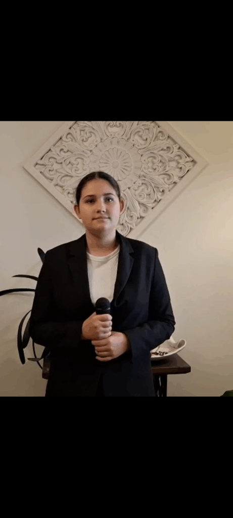 XIV Międzypowiatowy Festiwal Piosenki Patriotycznej "Vivat Polonia". Na zdjęciu uczennica klasy ósmej ubrana na galowo, która zdobyła II miejsce w konkursie.