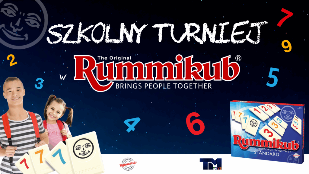Plakat przedstawia chłopca i dziewczynkę z tornistrami a wokół nich cyfry i sekwencja liczb 7-7-7 i joker. Na plakacie znajduje się biało-czerwony  napis Szkolny Turniej Rummikub na granatowym tle.