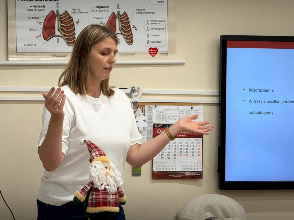 Wywiadówka z Kultury Fizycznej. Na zdjęciu pani dietetyk prezentuje informacje na temat zdrowego odżywania się.
