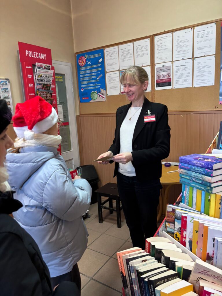 Uczniowie klas IV wraz z panią z Urzędy Pocztowego  w Gaworzycach podczas wspólnego, świątecznego spotkania.