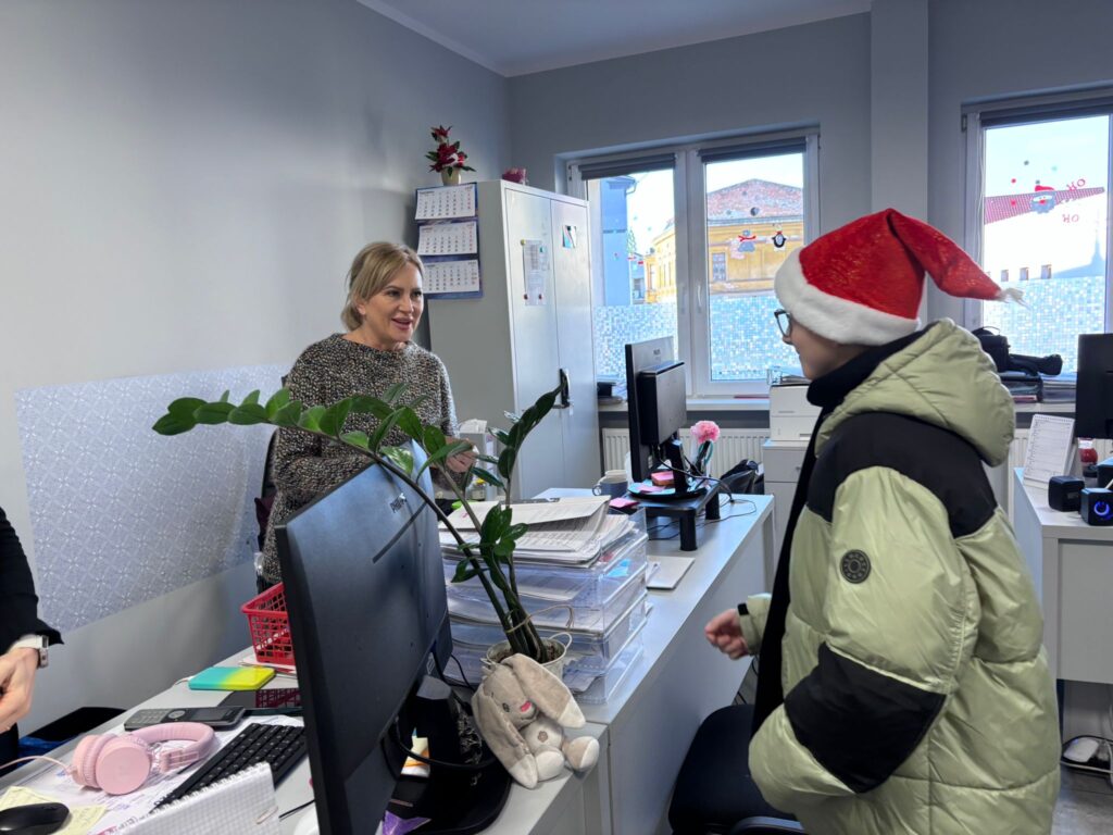 Uczniowie klas IV wraz z paniami z Gminnego Ośrodka Pomocy Społecznej w Gaworzycach podczas wspólnego, świątecznego spotkania.