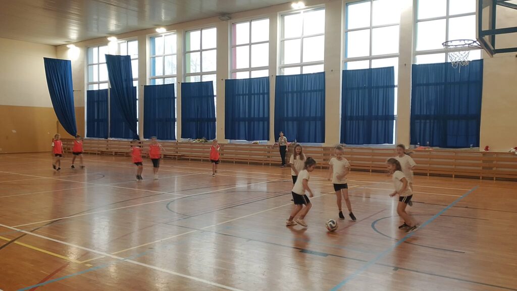 Turniej mikołajkowy. Na zdjęciu uczennice klasy pierwszej grają ze sobą w piłkę nożną.