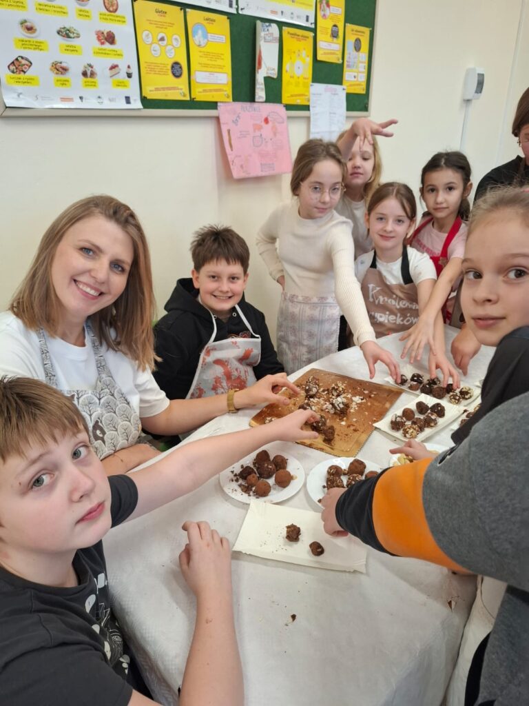 Na zdjęciu uczniowie klasy 4b wraz z panią dietetyk podczas konsumowania przekąsek.