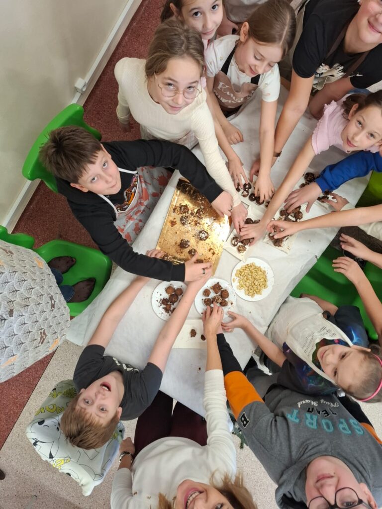 Na zdjęciu uczniowie przygotowujący zdrowe przekąski.