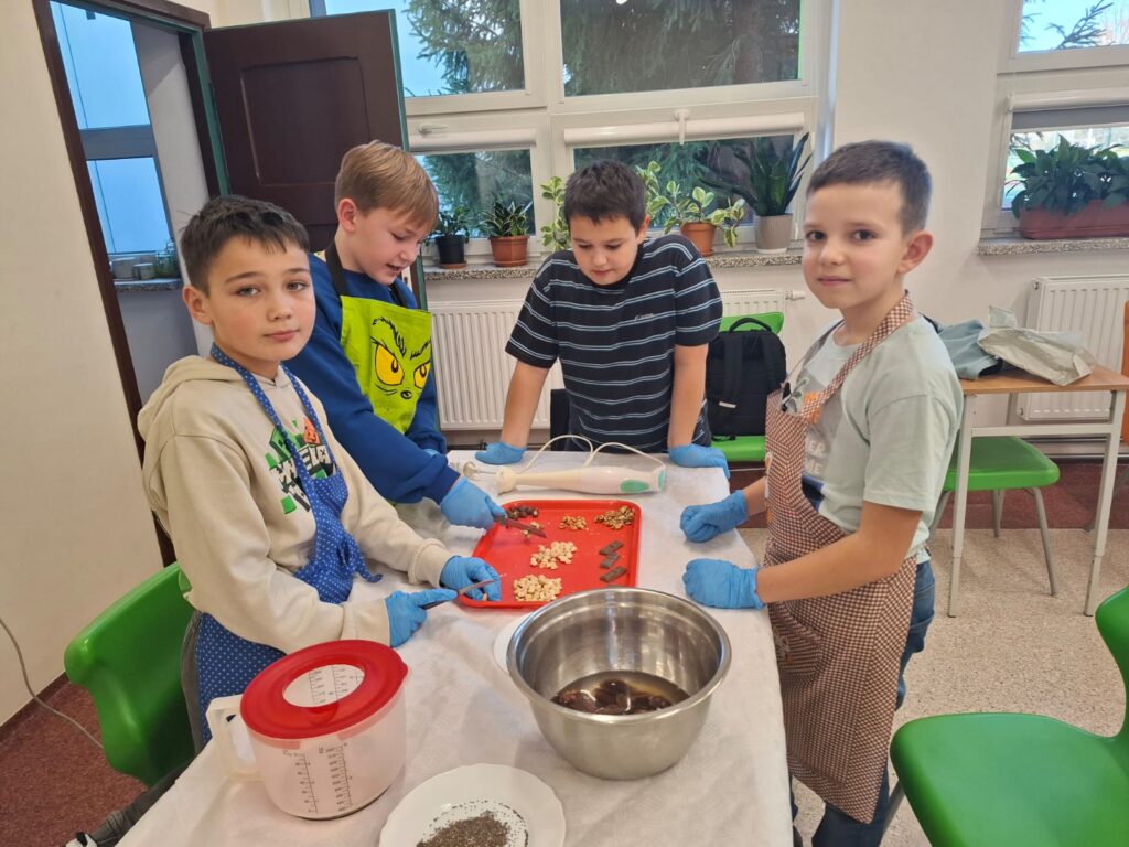 Na zdjęciu uczniowie przygotowujący zdrowe przekąski.