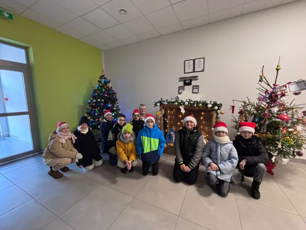 Uczniowie klas IV wraz z panią Dyrektor Przedszkola Publicznego podczas wspólnego, świątecznego spotkania.