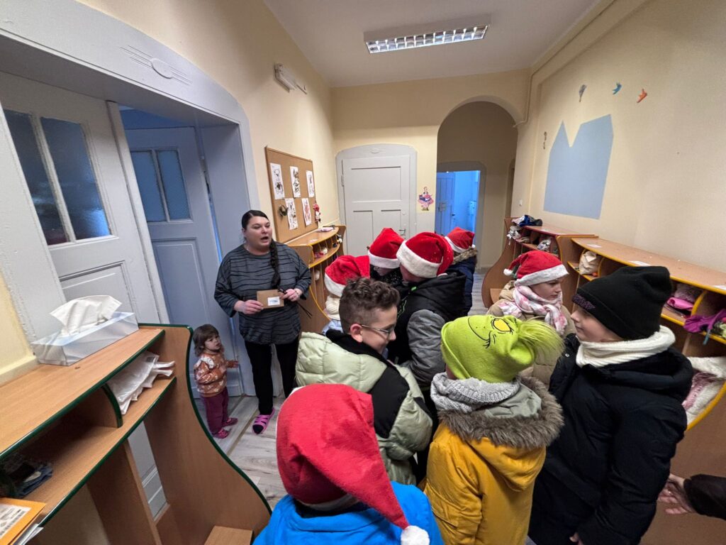 Uczniowie klas IV wraz z pracownikami Niepublicznego Żłobka podczas wspólnego, świątecznego spotkania.