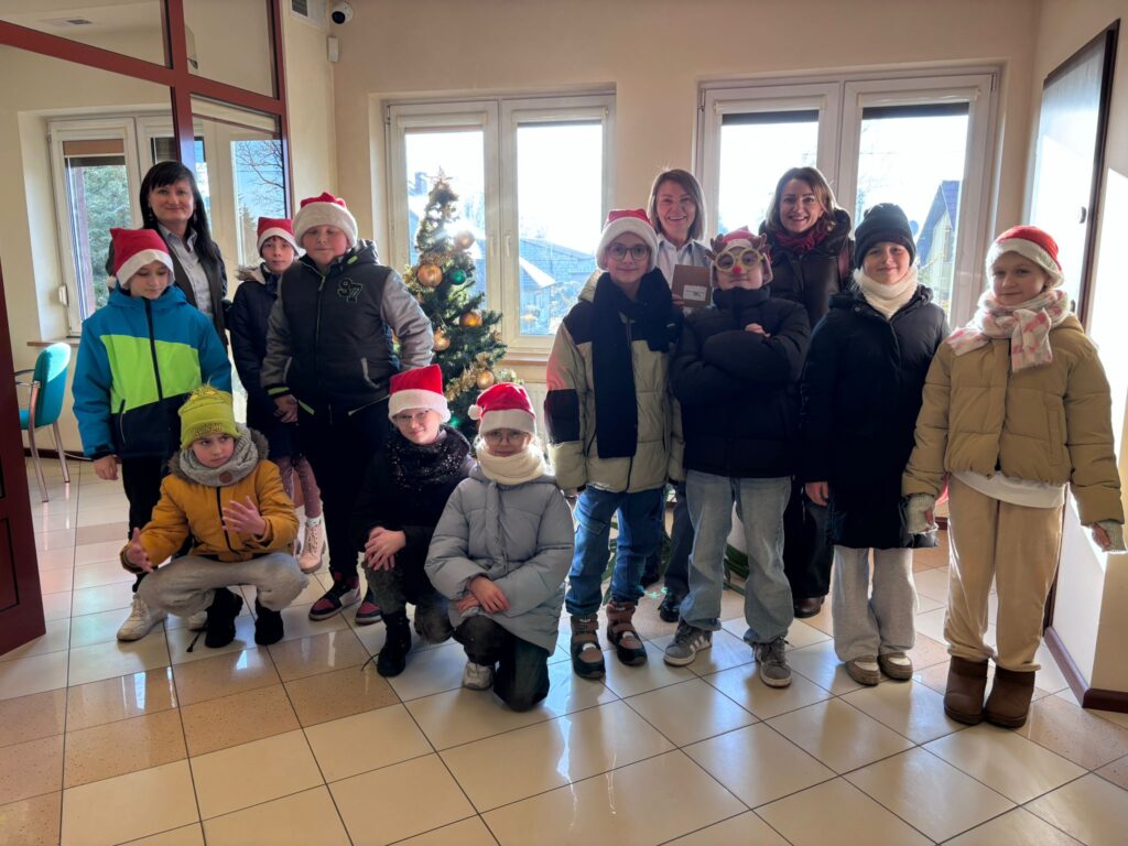 Uczniowie klas IV wraz z paniami pracującymi w Banku Spółdzielczym w Gaworzycach oraz nauczycielem podczas wspólnego świątecznego spotkania.  