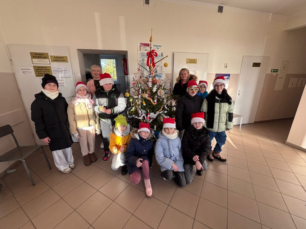 Uczniowie klas IV wraz z panią pielęgniarką pracującą w Ośrodku Zdrowia w Gaworzycach oraz nauczycielem podczas wspólnego, świątecznego spotkania.