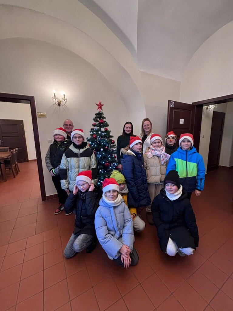 Uczniowie klas IV wraz z pracownikami urzędu Gminy Gaworzyce podczas wspólnego, świątecznego spotkania.