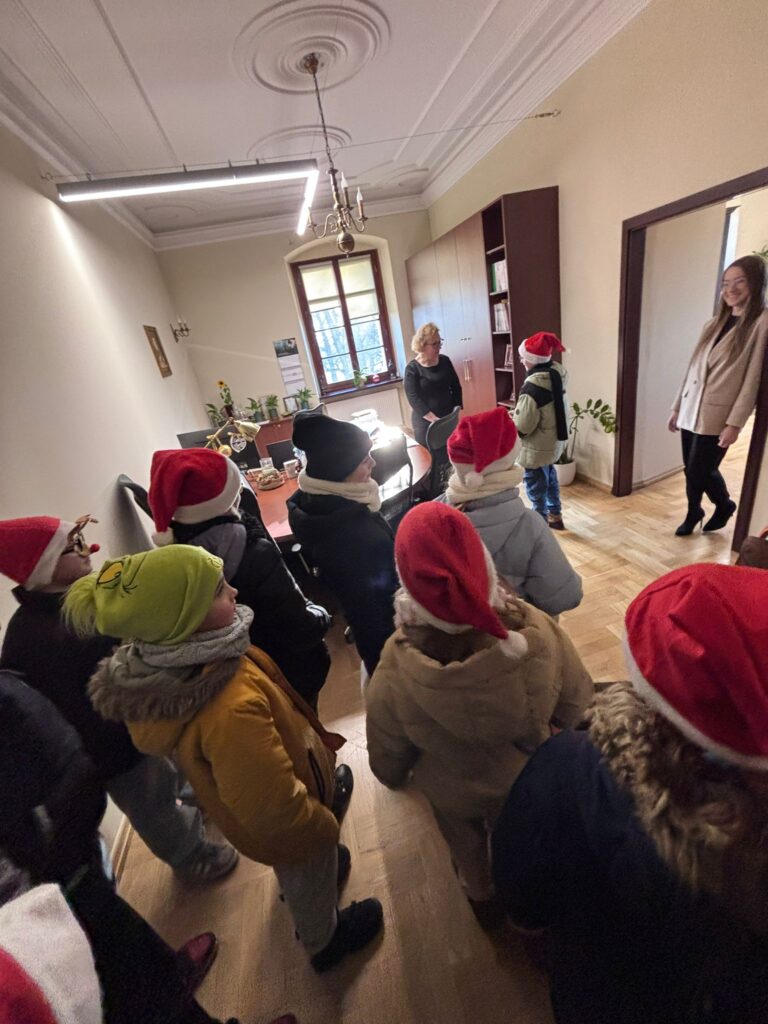 Uczniowie klas IV wraz z pracownikami urzędu Gminy Gaworzyce podczas wspólnego, świątecznego spotkania.