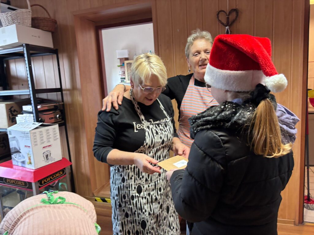 Uczniowie klas IV wraz z paniami z Koła Gospodyń Wiejskich w Gaworzycach podczas wspólnego, świątecznego spotkania.