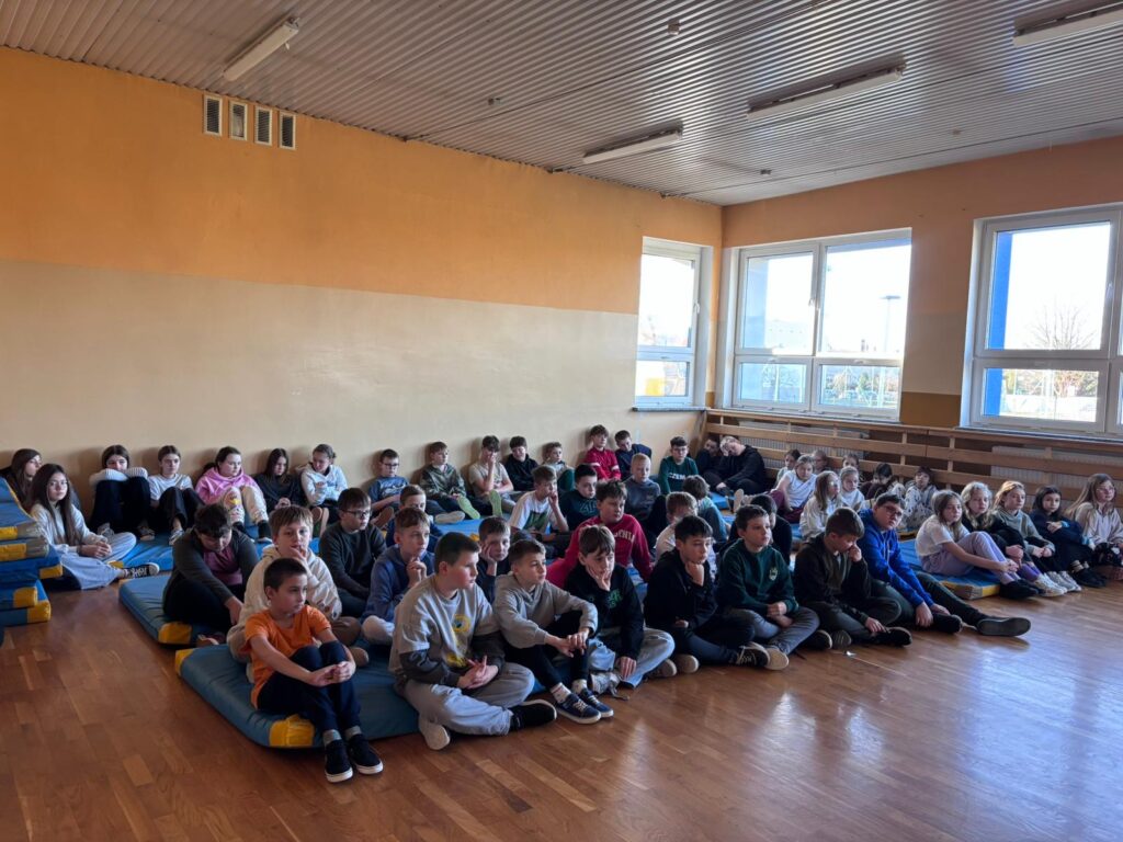 Na zdjęciu znajdują się klasy 4a, 4b, 5b podczas spotkania z Policjantami.