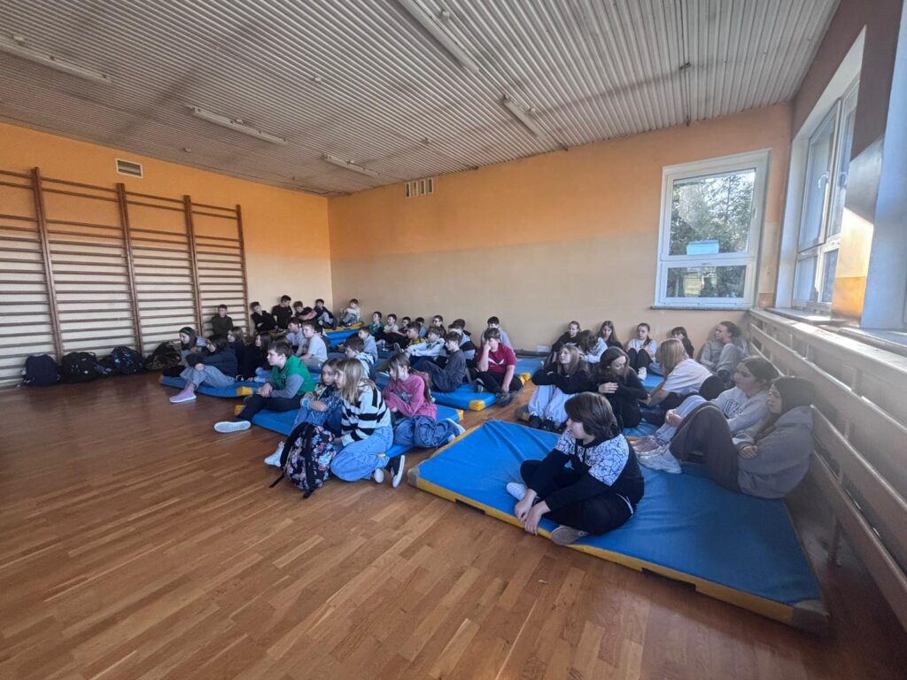 Na zdjęciu znajdują się klasy 5a, 6a, 6b podczas spotkania z Policjantami.