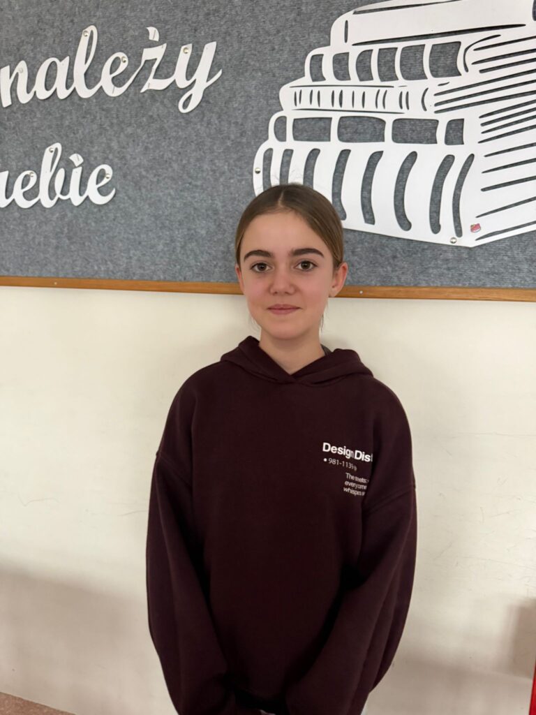 Na zdjęciu zwyciężczyni Międzynarodowego (V Ogólnopolskiego) Konkursu Literacko-Plastycznego