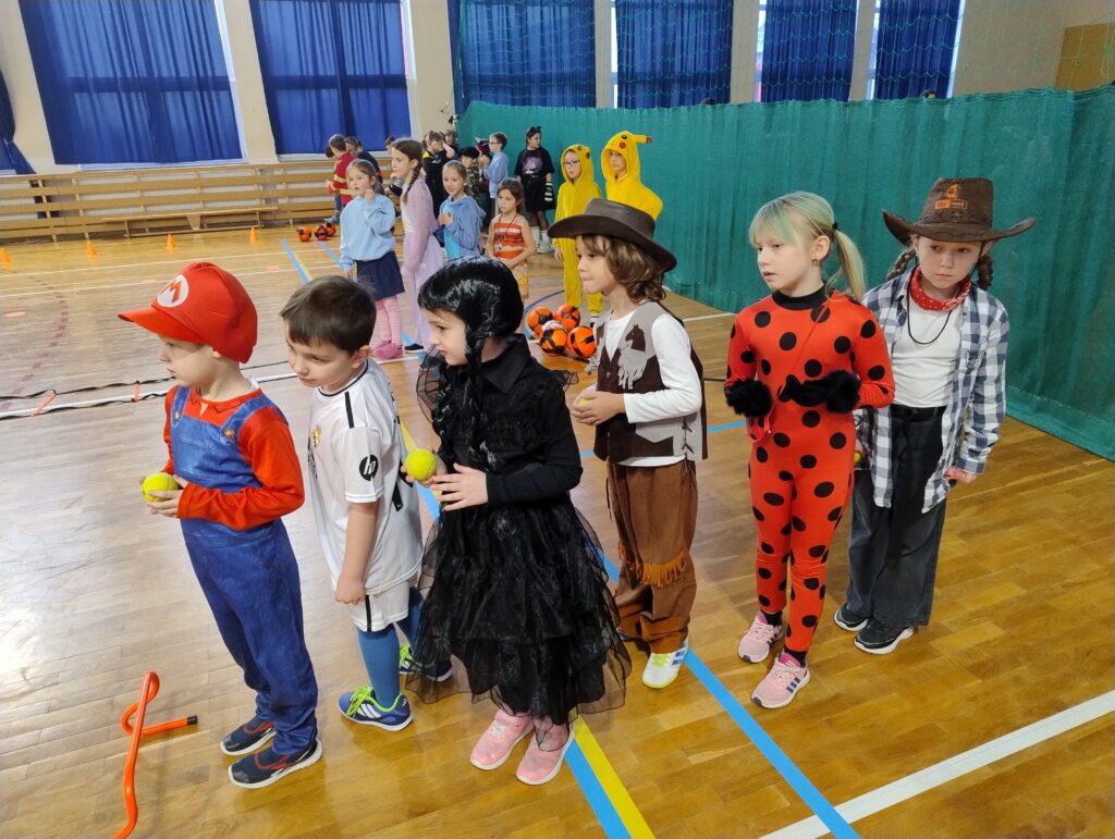 Uczniowie klasy 1c i 2a biorący udział w ćwiczeniach z podziałem na stacje, np. bieg przez płotki.