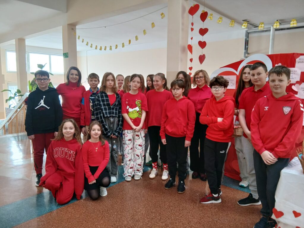 Na zdjęciu uczniowie naszej szkoły zaangażowani w szkolną akcję - ,,Walentynki".