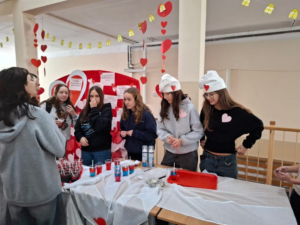 Na zdjęciu uczennice sperzdające słodkie czerwone galaretki.