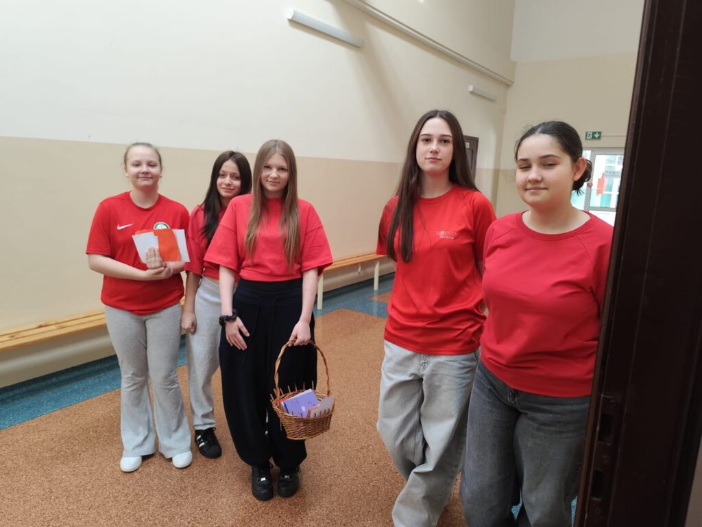 Na zdjęciu uczennice roznoszące pocztę walentynkową.